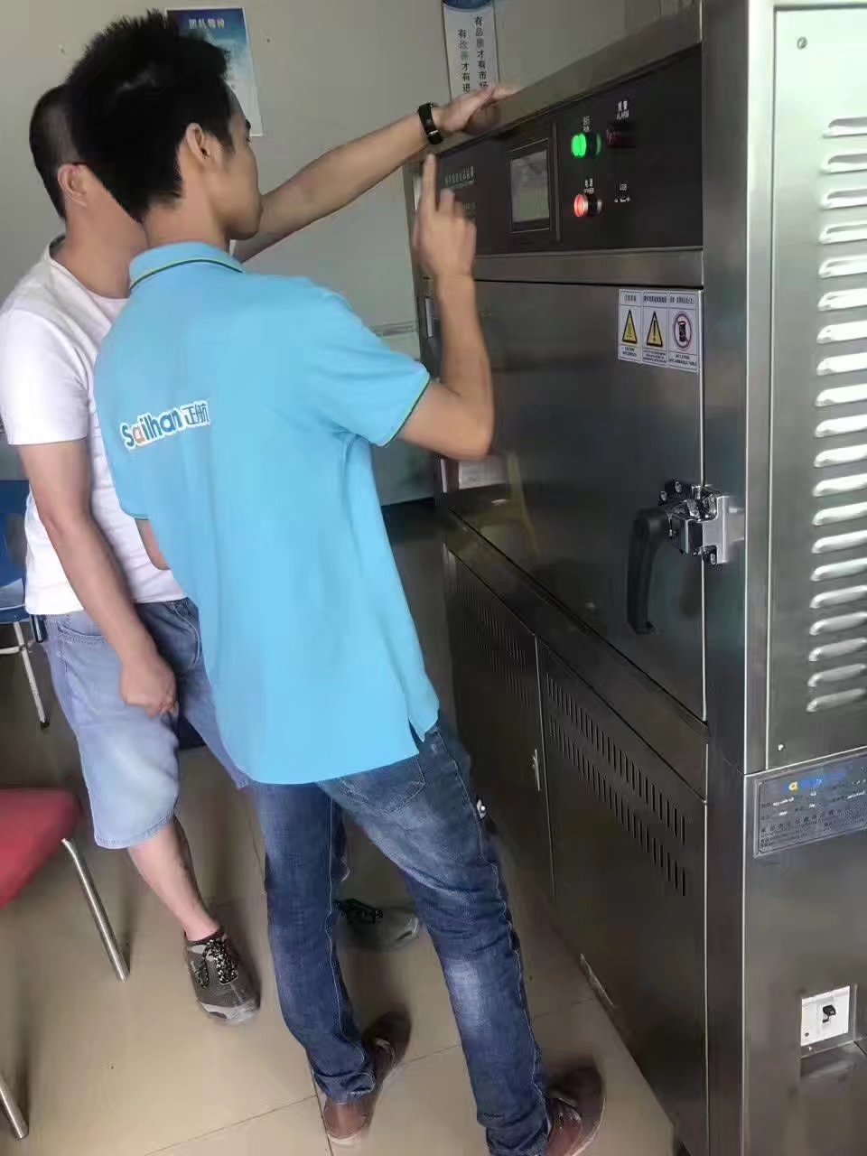 正航工程師在客戶現(xiàn)場交機培訓圖